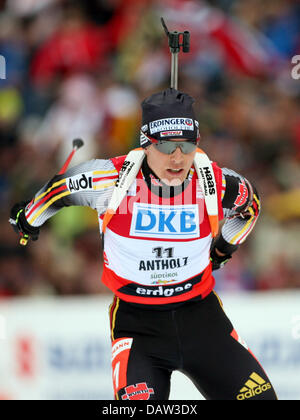 Deutsche Biathletin Andreas Birnbacher abgebildet, während die 15km Massenstart der Biathlon-Weltcup in Antholz, Deutschland, 11 Februar. Birnbacher behauptete die Silbermedaille hinter deutschen Michael Greis und vor Französisch Raphael Poiree. Foto: Martin Schutt Stockfoto