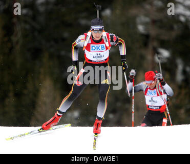 Deutsche Biathletin Andreas Birnbacher abgebildet, während die 15km Massenstart der Biathlon-Weltcup in Antholz, Deutschland, 11 Februar. Birnbacher behauptete die Silbermedaille hinter deutschen Michael Greis und vor Französisch Raphael Poiree. Foto: Martin Schutt Stockfoto