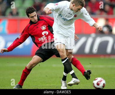 Leverkusens Ahmed Madouni (L) und der Frankfurter Alexander Meier gezeigt in Aktion während der Bundesliga Spiel Bayer 04 Leverkusen Vs Eintracht Frankfurt in der BayArena in Leverkusen, Deutschland, Samstag, 10. Februar 2007. Das Spiel endete mit einem 2:2-Unentschieden. Foto: Rolf Vennenbernd Stockfoto