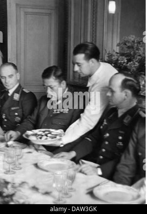 Nationalsozialismus / Nationalsozialismus, Politik, Dreierpakt, Besuch des japanischen Generals Yamashita Tomoyuki bei der II. Gruppe des 53. Deutschen Bomberflügels, Calais-Gebiet, Frankreich, Dezember 1940, Zusatzrechte-Clearences-nicht verfügbar Stockfoto