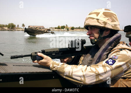 Datei - patrouillieren britische Soldaten von der multinationalen Division Süd östlich am Fluss Chat Al Arab in der Nähe von Basra, Irak, Juni 2006. Die Boote sind 'Combat Support Boats 29 Armoured Engineer Squadron'. Foto: Carl Schulze Stockfoto