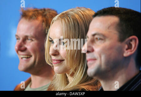 Deutsche Schauspieler Devid Striesow, deutsche Schauspielerin Nina Hoss und deutsche Regisseur Christian Petzold (L-R) stellen und Lächeln bei der Vorstellung ihres neuen Films "Yella" bei den 57. Internationalen Filmfestspiele Berlin in Berlin, Deutschland, Mittwoch, 14. Februar 2007. Foto: Gero Breloer Stockfoto