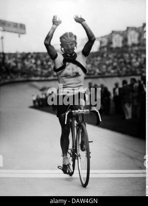 Sport, Radfahren, Tour de France, 1947, 21. Etappe, Caen - Paris, 20.7.1947, kompletter Sieger Jean Robic (Frankreich), Ankunft im Parc des Princes, Paris, 1940er, 40er, 20th century, historisch, Radrennen, Radrennen, Rennrad, Rennrad, Rennrad, Rennräder, Rennräder, Rennräder, Sportler, Sportler, Radfahrer, Radfahrer, Radfahrer, Radfahrer, Radfahrer, Radfahrer, Radfahrer, gewinnen, Handzeichen, Hände, steigen, Hand Zeichen, Geste, Gesten, Gestik, Körpersprache, Arme, Ziel, überqueren die Ziellinie, Menschen, zusätzliche Rechte-Clearences-nicht verfügbar Stockfoto