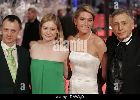 (L-R) Tschechischer Schauspieler Oldřich Kaiser, deutsche Schauspielerin Julia Jentsch, Olga Menzel und tschechischen Regisseur Jiri Menzel posieren für die Kameras auf dem roten Teppich bei der Premiere ihres Films "Ich diente den König von England" auf der 57. Berlinale International Film Festival Berlin, Deutschland, Freitag, 16. Februar 2007. Foto: Soeren Stache Stockfoto