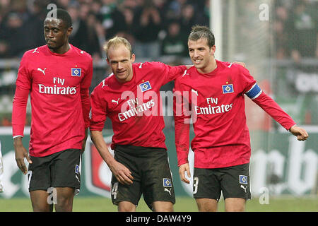 Hamburger SV Team-Kapitän Rafael van der Vaart mit seinen Teamkollegen David Jarolim und Boubacar Sanogo (R-L) nach dem Bundesliga-Spiel gegen SV Werder Bremen im Weserstadion in Bremen, Deutschland, Samstag, 17. Februar 2007 feiert. Werder einen dritten geraden Verlust erlitten, wenn zwei Tore von van der Vaart Hamburg einen 2: 0-Sieg in der großen Nordderby verdient. Das Ergebnis war e Stockfoto