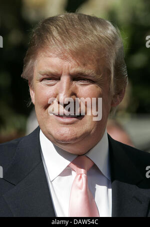 US-Unternehmer Donald Trump, der Milliardär Entwickler und Hersteller von NBC "The Apprentice", während einer Zeremonie zu ehren ihn mit einem Stern auf dem Hollywood Walk of Fame in Los Angeles, CA, Vereinigte Staaten, 16. Januar 2007 abgebildet. Foto: Hubert Boesl Stockfoto