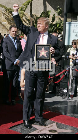 US-Unternehmer Donald Trump, der Milliardär Entwickler und Hersteller von NBC "The Apprentice", stellt im Rahmen einer Feierstunde ehrt ihn mit einem Stern auf dem Hollywood Walk of Fame in Los Angeles, CA, Vereinigte Staaten, 16. Januar 2007. Foto: Hubert Boesl Stockfoto