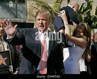 US-Unternehmer Donald Trump (L), der Milliardär Entwickler und Hersteller von NBC "The Apprentice", stellt im Rahmen einer Feierstunde ehrt ihn mit einem Stern auf dem Hollywood Walk of Fame in Los Angeles, CA, Vereinigte Staaten, 16. Januar 2007. Foto: Hubert Boesl Stockfoto