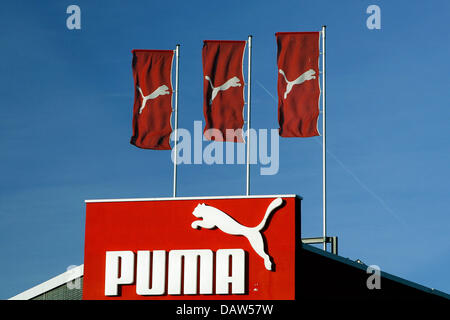 PUMA Unternehmen Logo und drei roten Fahnen mit dem weißen Logo gezeigt auf dem Dach des Unternehmens-Outlet-Store in Herzogenaurach, Deutschland, Freitag, 16. Februar 2007. Foto: Daniel Karmann Stockfoto