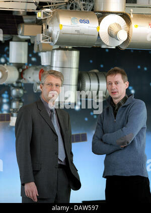 Die beiden ISS Astronauten Frank de Winne (Belgien, R) und Thomas Reiter (Deutschland) stehen unter einem Modell der internationalen Raumstation (ISS) bei EADS Astrium in Bremen, Deutschland, Mittwoch, 21. Februar 2007. Die Astronauten testen derzeit eine neue Version der Software für das europäische Weltraumlabor "Columbus". Columbus wird voraussichtlich auf der internationalen Raumstation (ISS) angedockt werden Stockfoto