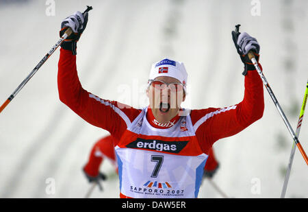 Jens Arne Svartedal Norwegen jubelt nach Einnahme Gold im Sprint der Herren cross Country Finale in der nordischen Ski-WM in Sapporo, Japan, Donnerstag, 22. Februar 2007.   Foto: Gero Breloer Stockfoto