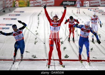 Astrid Jacobsen von Norwegen (C) jubelt nach Einnahme Gold im Sprint der Frauen cross Country Finale in der nordischen Ski-WM in Sapporo, Japan, Donnerstag, 22. Februar 2007. Petra Majdic of Slovenia (R) nahm Silber während Virpi Kuitunen von Finnland (L) die Bronzemedaille nahm. Foto: Kay Nietfeld Stockfoto