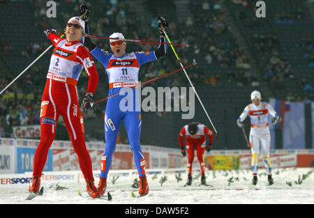 Astrid Jacobsen von Norwegen (L) jubelt nach Einnahme Gold im Sprint der Frauen cross Country Finale vor Vizemeister Petra Jacobsen Slowenien bei der nordischen Ski-WM in Sapporo, Japan, Donnerstag, 22. Februar 2007.  Foto: Gero Breloer Stockfoto