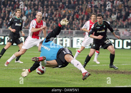 Amsterdam-Torwart Maarten Stekelenburg taucht aber verfehlt, das Kreuz von der Bremer Tim Borowski (nicht abgebildet), Hugo Almeida (R) Bremen, die Wil der Gäste das 1: 1 während der UEFA-Pokal-Runde der 32 Spiel Ajax Amsterdam V SV Werder Bremen in der Amsterdam Arena von Amsterdam, Niederlande, 22. Februar 2007 zu speichern. Nach dem Sieg im Hinspiel 3: 0 war eine demütigende 3: 1-Niederlage im Rückspiel enou Stockfoto