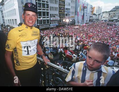 (Datei) - Deutsche Jan Ullrich (L) ist im Bild einen Tag nach seinem Triumph bei der Tour de France 1997 im Rahmen eines Empfangs in Bonn, Deutschland, 28. Juli 1997. Ehemaligen Tour de France Sieger Ullrich hat seinen Rücktritt vom Radsport im Alter von 33 auf Sonntag, 26. Februar 2006 angekündigt. Ullrich, der angeblich ist verweigert haben in der Operacion Puerto-Blut-Doping-Skandal verwickelt worden, während ein pr Stockfoto