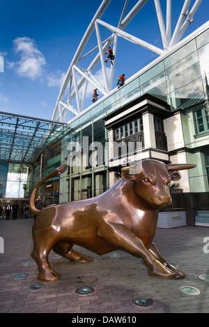 Großbritannien, England, Birmingham, Stierkampfarena, 2003 Bronze Statue von Bulle von Laurence Broderick Stockfoto