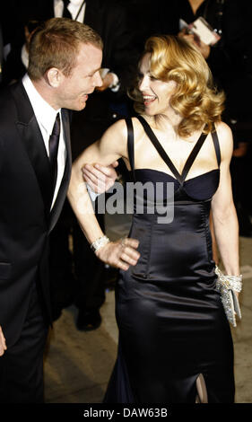 Amerikanische Sängerin Madonna kommt mit ihrem Ehemann, dem englischen Schriftsteller und Regisseur Guy Ritchie auf der Vanity Fair Oscar Party in Hollywood, Los Angeles, USA, Sonntag, 25. Februar 2007. Foto: Hubert Boesl Stockfoto