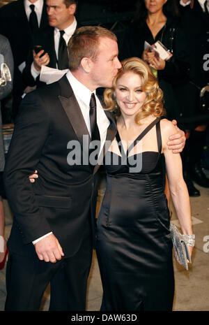 Amerikanische Sängerin Madonna kommt mit ihrem Ehemann, dem englischen Schriftsteller und Regisseur Guy Ritchie auf der Vanity Fair Oscar Party in Hollywood, Los Angeles, USA, Sonntag, 25. Februar 2007. Foto: Hubert Boesl Stockfoto