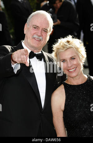 Britische Schauspieler John Cleese (L) und seine Frau Alice Faye posieren für die Kameras, die Ankunft in der Vanity Fair Oscar Party in Los Angeles, CA, Vereinigte Staaten, 25. Februar 2007. Foto: Hubert Boesl Stockfoto