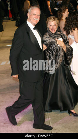 Britische Schauspieler John Cleese (L) und seine Frau Alice Faye kommen an der Vanity Fair Oscar Party in Los Angeles, CA, Vereinigte Staaten, 25. Februar 2007. Foto: Hubert Boesl Stockfoto