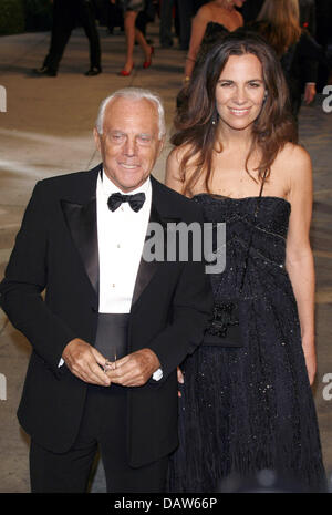 Italienischen Modedesigner Giorgio Armani und seine Nichte, Mode-Designerin Roberta Armani, Lächeln für die Kameras, die Ankunft in der Vanity Fair Oscar Party in Los Angeles, CA, Vereinigte Staaten, 25. Februar 2007. Foto: Hubert Boesl Stockfoto