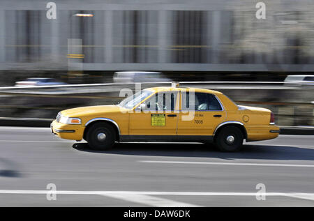 Ein sog. Yellow Cab Taxi in den Straßen von New York, NY, USA, 29. Januar 2007 abgebildet. 12.000 Taxis sind für die Straßen von New York registriert. Foto: Andreas Gebert Stockfoto