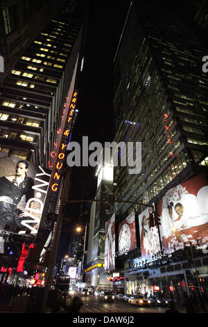 Das Bild zeigt die beleuchteten Werbetafeln in der Nacht am Broadway in New York City, Vereinigte Staaten, Montag, 29. Januar 2007. Foto: Andreas Gebert Stockfoto