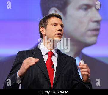 Deutsche Telekom-CEO René Obermann erläutert die Zahlen auf der Bilanz-Pressekonferenz in Bonn, Deutschland, Donnerstag, 1. März 2007. Deutsche Handy-Riese Deutsche Telekom AG berichtete am Donnerstag eine 2006 vierte Quartal einen Verlust von 898 Millionen Euro, verglichen mit einem Gewinn von 991 Millionen im vierten Quartal des Jahres 2005. Kosten im Zusammenhang mit der Entlassung von Personal mit Tota den Verlust zugeschrieben Stockfoto