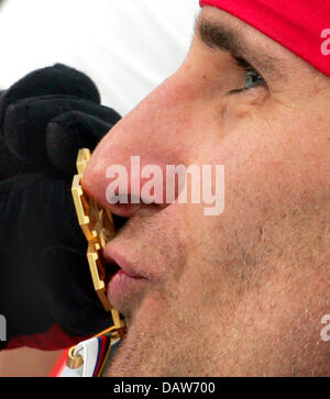 Nordische Kombinierer Ronny Ackermann Deutschland präsentiert seine Goldmedaille bei der nordischen Ski-WM in Sapporo, Japan, Samstag, 3. März 2007 erobert. Foto: Gero Breloer Stockfoto