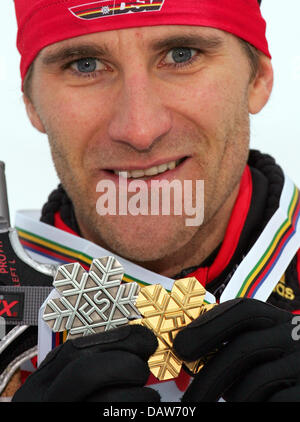 Nordische Kombinierer Ronny Ackermann Deutschland präsentiert seine Goldmedaille bei der nordischen Ski-WM in Sapporo, Japan, Samstag, 3. März 2007 erobert. Foto: Gero Breloer Stockfoto