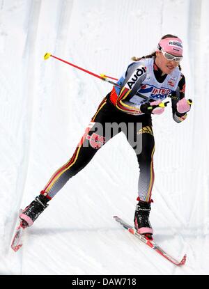 Evi Sachenbacher-Stehle Deutschland konkurriert in der 30 km Damen Langlauf bei der nordischen Ski-WM in Sapporo, Japan, Samstag, 3. März 2007. Foto: Kay Nietfeld Stockfoto