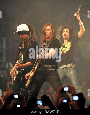 Deutschland-Teen-pop-Band "Tokio Hotel" führen bei The Dome 41 in Mannheim, Deutschland, Freitag, 2. März 2007. Die Show vom deutschen privaten TV-Sender RTL II erwartet 10.000 Zuschauer zum Jubeln zahlreiche Stars und Sternchen. Foto: Ronald Wittek Stockfoto