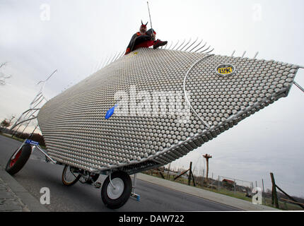 Teuflische Fahrrad Designer Didi Senft (oben) präsentiert seine neueste Erfindung Glocke Fisch in Storkow, Deutschland, Samstag, 3. März 2007. Der "Fisch" ist der 10.000 Fahrrad Glocke Frontplatten montiert. Unicum und Guiness Weltrekord-Halter Senft plant, bei der Tour de France, jubeln die Komfortzone Foto: Patrick Pleul Stockfoto