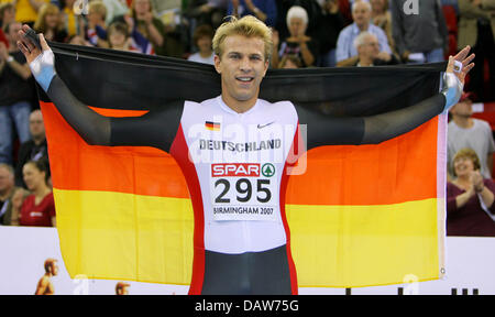 Deutscher Leichtathlet Bastian Swillims jubelt er zweiter den 400-Meter-Männer von den Leichtathletik-Halleneuropameisterschaften in Birmingham, Vereinigtes Königreich, Samstag, 3. März 2007. Swillims wurde Zweiter in persönlicher Bestzeit von 45,62 zweiter hinter Ire David Gillick. Foto: Arne Dedert Stockfoto