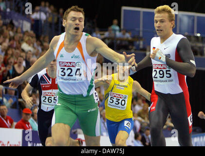 Deutscher Leichtathlet Bastian Swillims überquert die Ziellinie Zweitens den 400-Meter-Männer von den Leichtathletik-Halleneuropameisterschaften in Birmingham, Vereinigtes Königreich, Samstag, 3. März 2007. Swillims fertig in persönlicher Bestzeit von 45,62 zweiter hinter Ire David Gillick. Foto: Arne Dedert Stockfoto