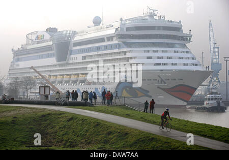 Deutsche Kreuzfahrt Operator AIDA Cruises neuen Clubschiffes "AIDAdiva" der Meyer Werft Gebäude verlässt dock in Papenburg, Deutschland, Sonntag, 4. März 2007. Das Schiff verließ Papenburg und wird voraussichtlich am 10. März 2007 Testversion Hafen Emden erreichen. Das 68.500 BRZ Kreuzfahrtschiff hat eine Länge über alles von 252 Metern und einer Breite von 32,2 Metern und 2.050 Passagiere in 1.025 Kabinen untergebracht werden können. Die Stockfoto