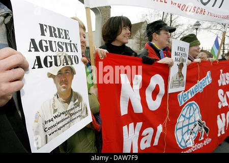 Anti-Kriegs-Demonstranten solidarisch mit ein G.I, das Kriegsgericht wegen Fahnenflucht im Irak-Einsatz in den uns Leighton Barracks in Würzburg, Deutschland, Dienstag, 6. März 2007 zu stellen. Der Paterfamilias Agustin Aguayo mit Sitz in Schweinfurt, Deutschland, muss sich bis zu sieben Jahren Haft zu stellen. Aguayo verweigert seinen Irak-Einsatz im September 2006 als Kriegsdienstverweigerer eine Stockfoto