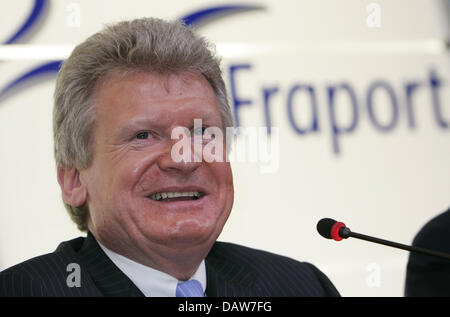 Fraport-CEO Wilhelm Bender präsentiert seine Unternehmenszahlen auf der Bilanz-Pressekonferenz in Frankfurt Main, Deutschland, Dienstag, 6. März 2007. Umsatz stieg um 2,5 Prozent auf 2,14 Milliarden Euro. Foto: Frank Mai Stockfoto