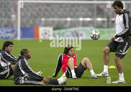 Real Madrid-Spieler (L-R) Gonzalo Higuain, Robinho und Fernando Gago sehen ihre vorwärts Ruud van Nistelrooy während einer Trainingseinheit in München, Deutschland, Dienstag, 6. März 2007. Real Madrid steht vor Bayern München auf Mittwoch, 7. März 2007 in München im zweiten Bein Match der Champions League Runde von 16 Jahren. Foto: Andreas Gebert Stockfoto