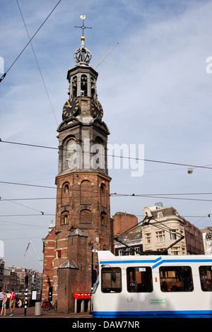 Munttoren (Münzerturm), historische Wahrzeichen der Stadt Amsterdam, Niederlande. Stockfoto