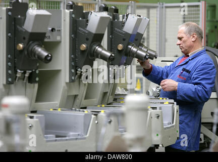 Ein Mitarbeiter der Klöckner-Desma Schuh-Maschinenhersteller ist das Werk in Achim bei Bremen, Donnerstag, 8. März 2007 abgebildet. DESMA ist ein Sub-Unternehmen der Klöckner-Werke AG, die Salzgitter AG zu einem ungenannten Preis übernehmen wird, nach Presseberichten vom Donnerstag, 8. März 2007. Die Salzgitter AG sagte, dass es einen Vertrag mit WCM Gruppe eingegeben hatte Stockfoto