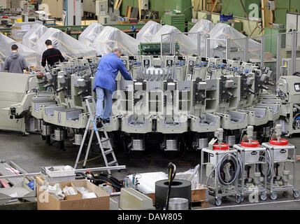 Ein Mitarbeiter der Klöckner-Desma Schuh-Maschinenhersteller ist das Werk in Achim bei Bremen, Donnerstag, 8. März 2007 abgebildet. DESMA ist ein Sub-Unternehmen der Klöckner-Werke AG, die Salzgitter AG zu einem ungenannten Preis übernehmen wird, nach Presseberichten vom Donnerstag, 8. März 2007. Die Salzgitter AG sagte, dass es einen Vertrag mit WCM Gruppe eingegeben hatte Stockfoto