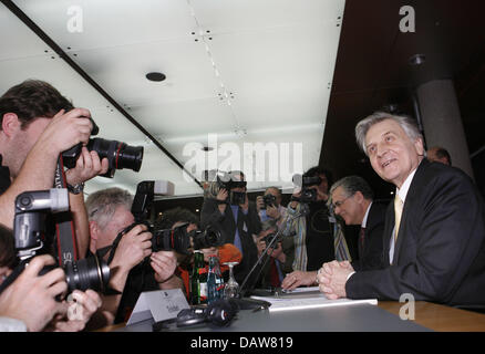 Präsident der frühgeschichtlichen Zentralbank (EZB), Jean-Claude Trichet, abgebildet bei einer Pressekonferenz in Frankfurt Main, Deutschland, Donnerstag, 8. März 2007. Trichet hat einen Anstieg von den Leitzins um 0,25 Prozent auf 3,75 Prozent angekündigt. Foto: Frank Mai Stockfoto