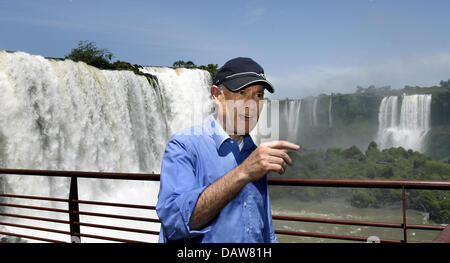 Deutscher Präsident Horst Köhler im Bild vor den Wasserfällen von Foz do Iguaçu, Brasilien, Mittwoch, 7. März 2007. Das deutsche Staatsoberhaupt verbringt 13 Tage in lateinischem Amerika, genauer gesagt in Brasilien, Paraguay und Kolumbien. Foto: Wolfgang Kumm Stockfoto