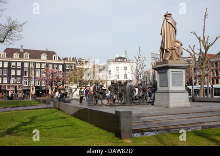 Rembrandt-Denkmal und Skulpturen von der Nachtwache am Rembrandtplein (Rembrandt-Platz) in Amsterdam, Niederlande. Stockfoto