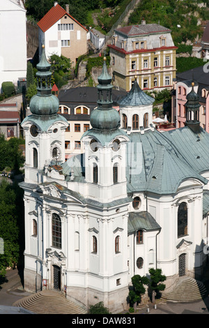 Panoramablick von der Mary Magdalenen-Kirche, Karlovy Vary von oben, Tschechische Republik Stockfoto