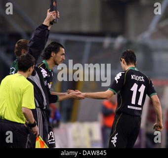 Späteren Torschützen Hugo Almeida ersetzt Bremer Miroslav Klose (R) in den UEFA-Cup Hinspiel rund sechzehn Celta Vigo vs Werder Bremen im Estadio Municipal de Balaidos, Spanien, Freitag, 9. März 2007. Bremen gewinnt 1: 0 über Vigo. Foto: Carmen Jaspersen Stockfoto