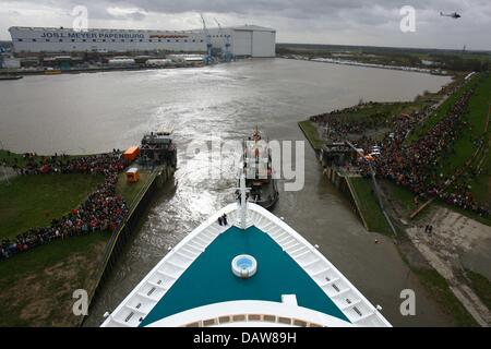 Die "AIDAdiva" Rücken aus, die Meyer Werft Baudock in Papenburg, Deutschland, Samstag, 10. März 2007 abzuwerfen. Das neueste Clubschiff der deutschen Kreuzfahrt Betreiber, die "AIDA Cruises" begleitet wird durch viele Zuschauer auf dem Weg zur Nordsee. Die 252 Meter lange und 32,2 Meter breite "AIDAdiva" Taufe Zeremonie nehmen Platz in Hamburg. Foto: Carsten Rehder Stockfoto