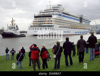 Die "AIDAdiva" beginnt ihre Reise aus der Meyer Werft Baudock in Papenburg nach Emden, Deutschland, Samstag, 10. März 2007. Die Reise der deutschen Kreuzfahrt Betreiber "AIDA Cruises" neueste Clubschiff begleitet wird durch viele Zuschauer auf dem Weg zur Nordsee. Die 252 Meter lange und 32,2 Meter breite "AIDAdiva" Taufe Zeremonie nehmen Platz in Hamburg. Foto: Ingo Wagner Stockfoto