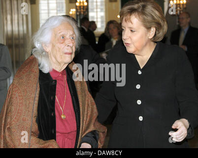 German chancellor Angela Merkel (R) und Freya von Moltke, die Witwe von Helmuth James Graf von Moltke, begrüßen einander in Berlin, Sonntag, 11. März 2007. Anlässlich des 100. Geburtstags des 1945 hingerichtet Widerstandskämpfer Helmuth James Graf von Moltke ein Gedenken Konzert stattfand. Foto: Peer Grimm Stockfoto